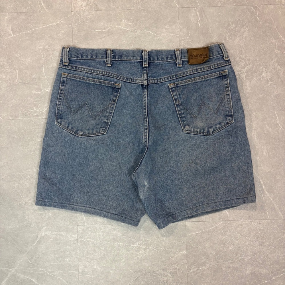 Wrangler Rugged Wear Mens Denim Shorts Blue Medium Wash Size 38 8 Inch Inseam